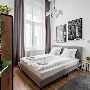 E32 - Oktogon Panorama Suite - Best Location - By Bqa Apartmán